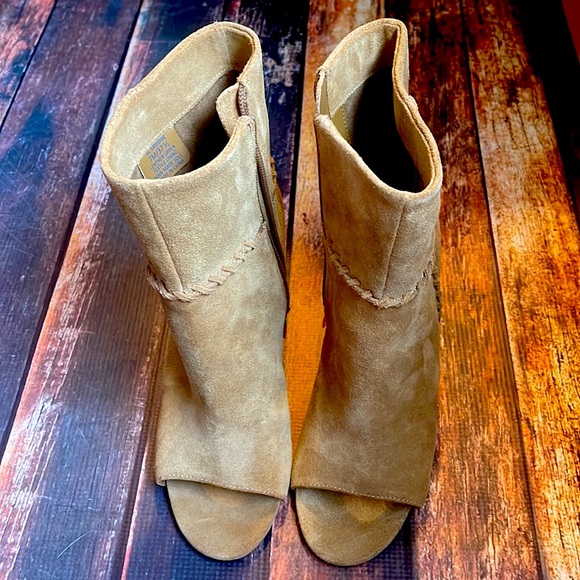 Vince Camuto booties - Picture 3 of 13